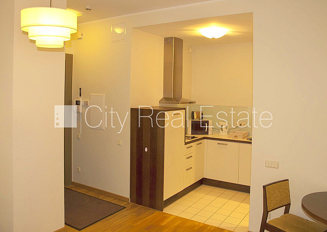 Фасадный дом, вход с улицы, лифт, лестничная клетка после косметического ремонта, Рига - изображение 2