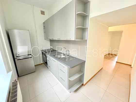 Дом во дворе, подъездная дорога покрыта брущаткoй, закрытый двор, место для Рига