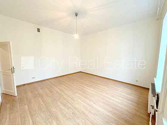 Дом во дворе, подъездная дорога покрыта брущаткoй, закрытый двор, место для Рига