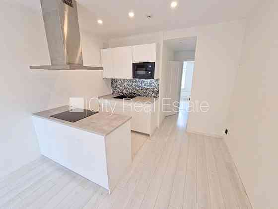 Фасадный дом, реновированный дом, закрытый двор, вход с улицы и со двора, Рига