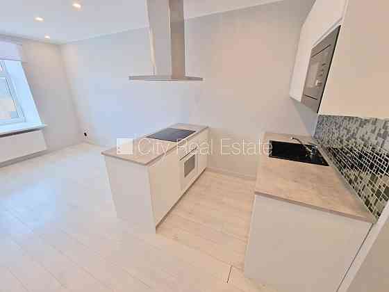 Фасадный дом, реновированный дом, закрытый двор, вход с улицы и со двора, Рига