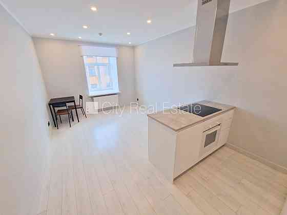 Фасадный дом, реновированный дом, закрытый двор, вход с улицы и со двора, Рига