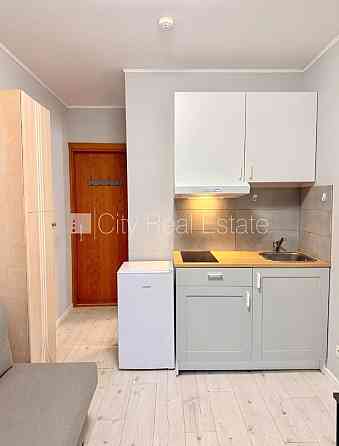 Фасадный дом, реновированный дом, вход с улицы и со двора, лестничная клетка после Рига