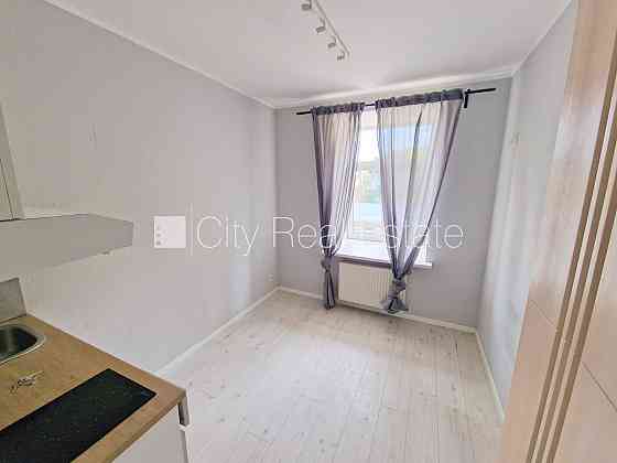 Фасадный дом, реновированный дом, вход с улицы и со двора, лестничная клетка после Рига