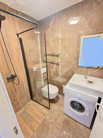 Фасадный дом, реновированный дом, вход с улицы и со двора, лестничная клетка после Рига