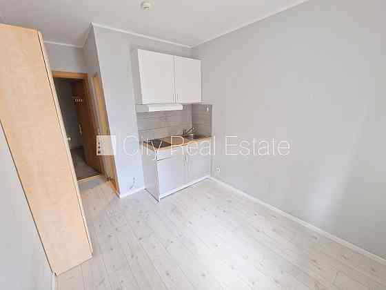 Фасадный дом, реновированный дом, вход с улицы и со двора, лестничная клетка после Рига