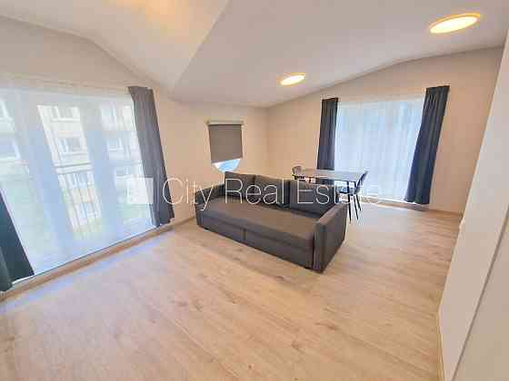 Фасадный дом, реновированный дом, закрытый двор, территория обнесена забором, Рига