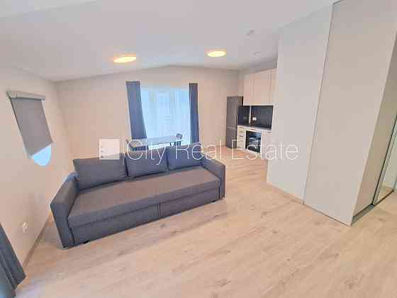 Фасадный дом, реновированный дом, закрытый двор, территория обнесена забором, Рига