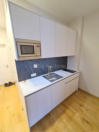 Здание во дворе, реновированный дом, закрытый двор, вход с улицы и со двора, лифт, Рига - изображение 5