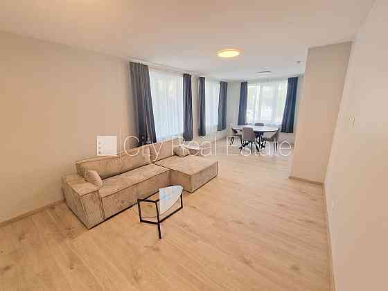 Фасадный дом, реновированный дом, закрытый двор, территория обнесена забором, Rīga