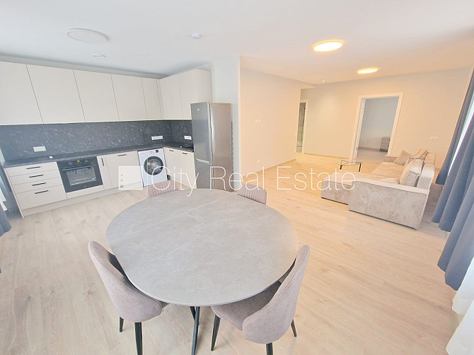 Fasādes māja, renovēta māja, slēgts pagalms, iežogota teritorija, vieta automašīnai, ieeja Rīga - foto 2