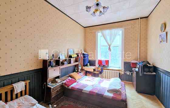 Фасадный дом, вход со двора, лестничная клетка после косметического ремонта, окна Rīga