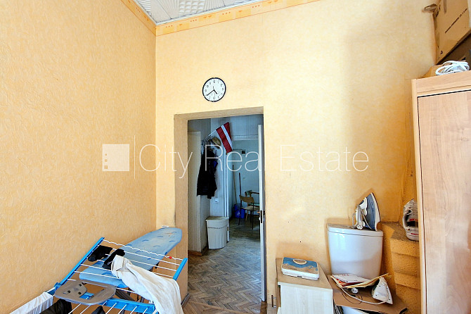 Фасадный дом, вход со двора, лестничная клетка после косметического ремонта, окна Рига - изображение 9