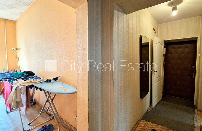 Фасадный дом, вход со двора, лестничная клетка после косметического ремонта, окна Рига - изображение 16