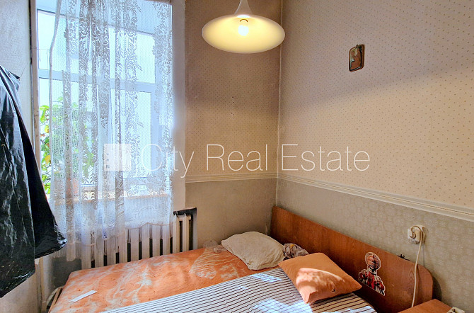 Фасадный дом, вход со двора, лестничная клетка после косметического ремонта, окна Рига - изображение 17