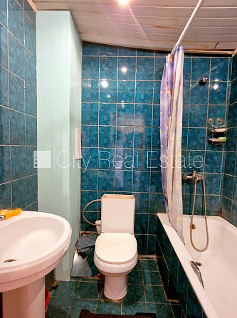 Фасадный дом, вход со двора, лестничная клетка после косметического ремонта, окна Рига - изображение 14