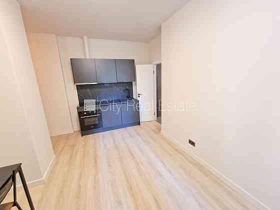 Фасадный дом, реновированный дом, закрытый двор, вход с улицы, лифт, лестничная Rīga