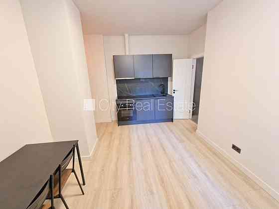 Фасадный дом, реновированный дом, закрытый двор, вход с улицы, лифт, лестничная Rīga