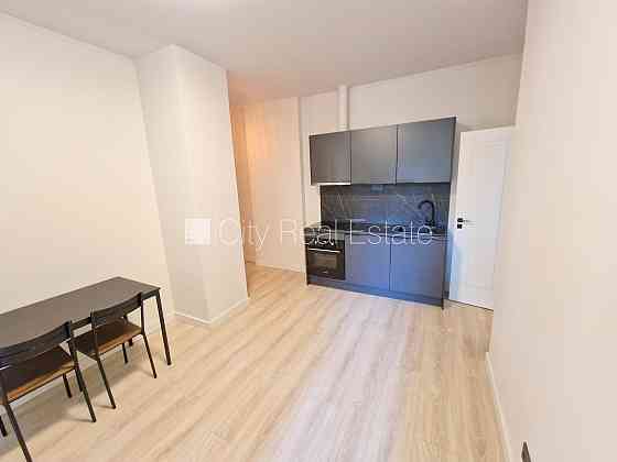 Фасадный дом, реновированный дом, закрытый двор, вход с улицы, лифт, лестничная Rīga