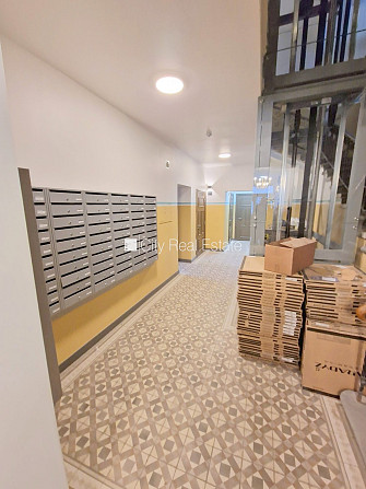 Fasādes māja, renovēta māja, slēgts pagalms, ieeja no ielas, ir lifts, kāpņu telpa pēc Rīga - foto 17