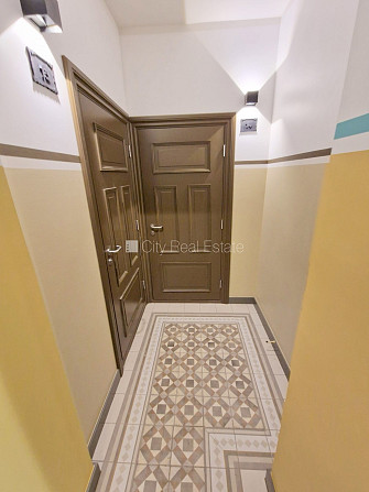 Fasādes māja, renovēta māja, slēgts pagalms, ieeja no ielas, ir lifts, kāpņu telpa pēc Rīga - foto 14