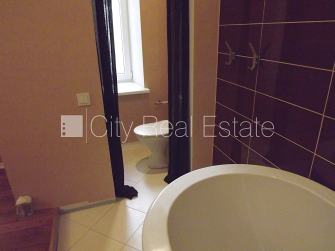 Fasādes māja, renovēta māja, ieeja no ielas, ir lifts, kāpņu telpa pēc kosmētiskā remonta, Rīga - foto 8