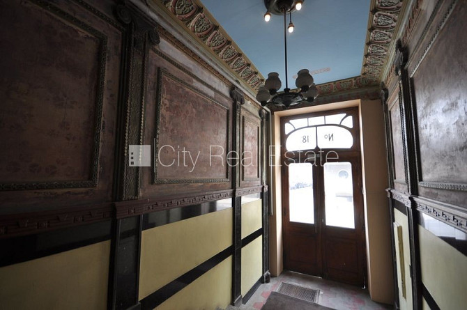 Fasādes māja, renovēta māja, ieeja no ielas, ir lifts, kāpņu telpa pēc kosmētiskā remonta, Rīga - foto 11