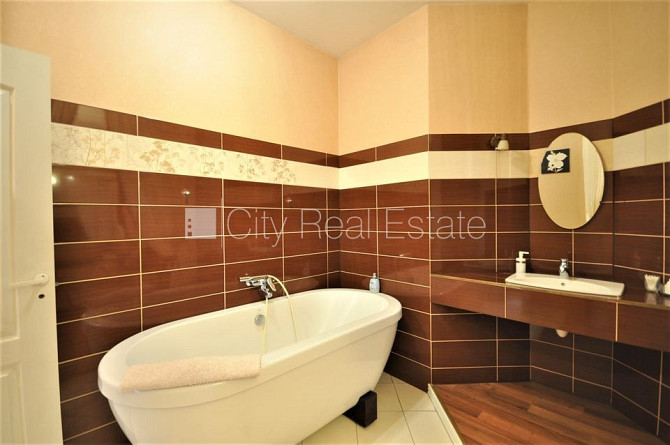 Fasādes māja, renovēta māja, ieeja no ielas, ir lifts, kāpņu telpa pēc kosmētiskā remonta, Rīga - foto 7