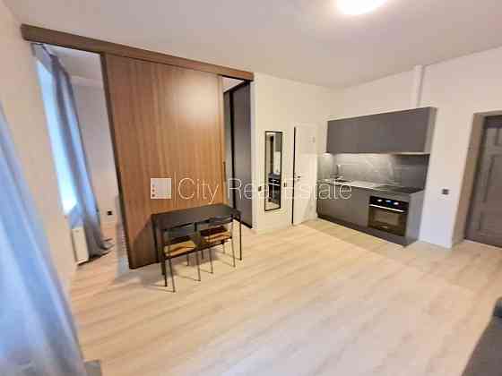 Фасадный дом, реновированный дом, закрытый двор, вход с улицы, лифт, лестничная Rīga