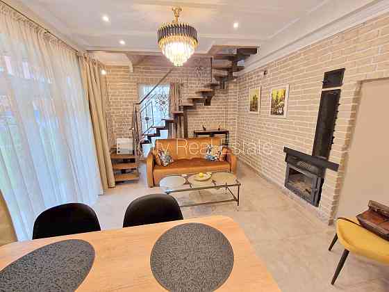 Фасадный дом, зеленая территория, закрытый двор, вход с улицы и со двора, окна Rīga