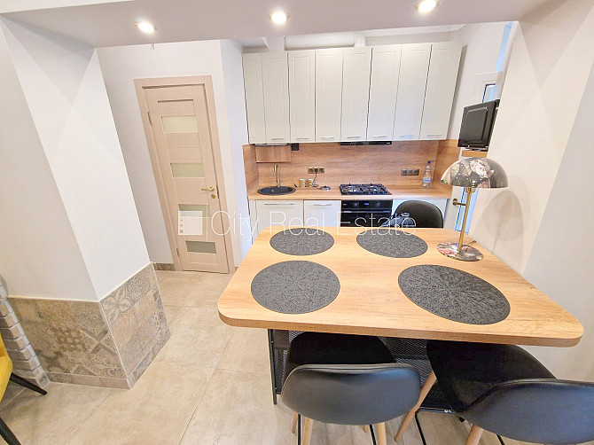 Fasādes māja, zaļā teritorija, slēgts pagalms, ieeja no ielas un pagalma, logi vērsti mājas Rīga - foto 7