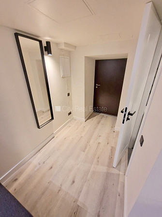 Фасадный дом, реновированный дом, закрытый двор, вход с улицы, полуподвал, Рига - изображение 9