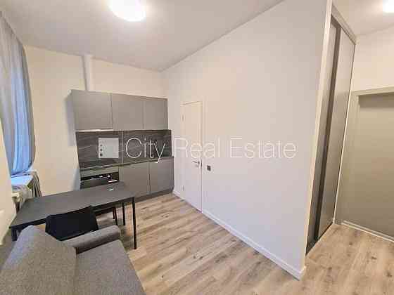 Здание во дворе, реновированный дом, закрытый двор, вход с улицы и со двора, Rīga