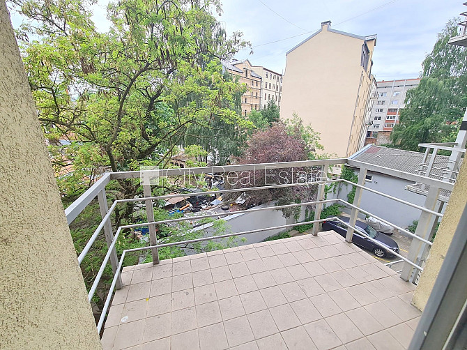 Jaunceltne, fasādes māja, ieeja no ielas, ir lifts, kāpņu telpa pēc kosmētiskā remonta, Rīga - foto 13