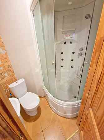 Фасадный дом, реновированный дом, закрытый двор, вход с улицы, лестничная клетка Rīga