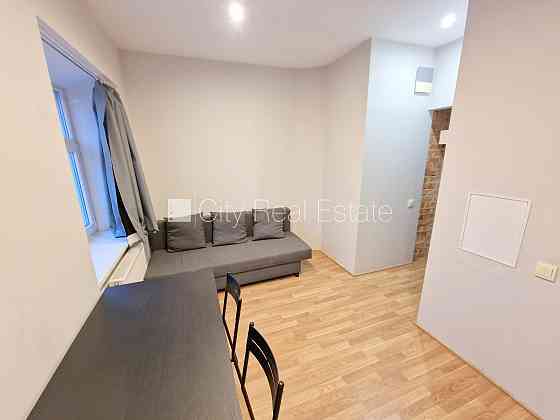 Фасадный дом, реновированный дом, закрытый двор, вход с улицы, лестничная клетка Rīga