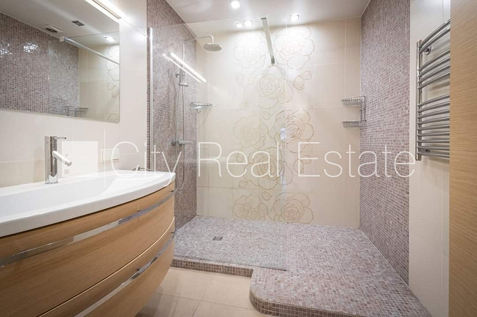 Fasādes māja, ieeja no ielas, kāpņu telpa pēc kosmētiskā remonta, logi vērsti mājas abās Rīga - foto 19