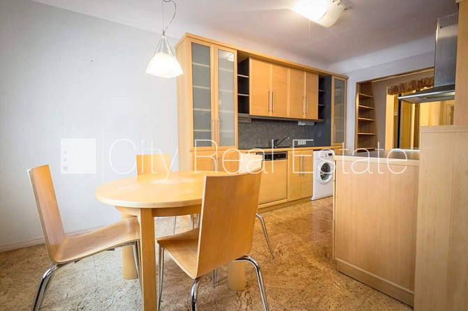 Fasādes māja, ieeja no ielas, kāpņu telpa pēc kosmētiskā remonta, logi vērsti mājas abās Rīga - foto 3