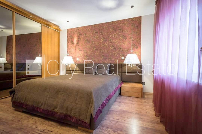 Fasādes māja, ieeja no ielas, kāpņu telpa pēc kosmētiskā remonta, logi vērsti mājas abās Rīga - foto 10