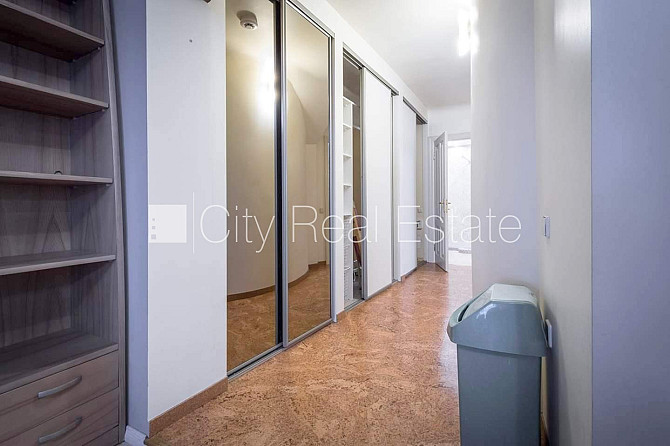 Fasādes māja, ieeja no ielas, kāpņu telpa pēc kosmētiskā remonta, logi vērsti mājas abās Rīga - foto 18