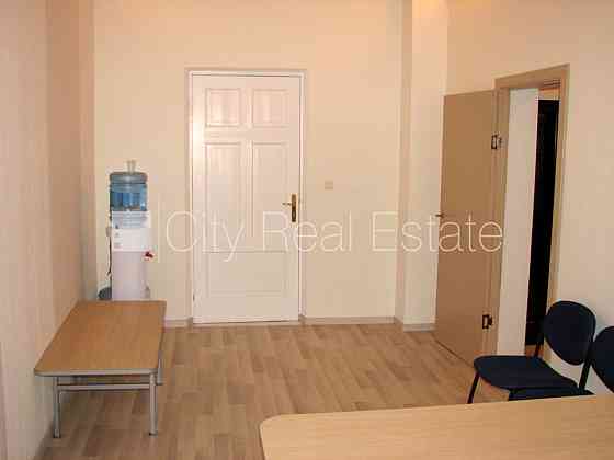 Фасадный дом, вход с улицы, лифт, лестничная клетка после капитального ремонта, Рига