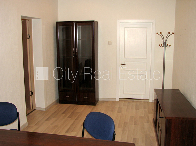 Fasādes māja, ieeja no ielas, ir lifts, kāpņu telpa pēc kapitālā remonta, lodžija, logi Rīga - foto 4