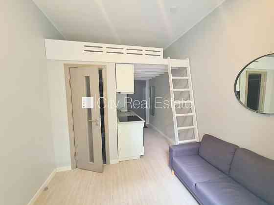 Фасадный дом, реновированный дом, закрытый двор, вход с улицы, лестничная клетка Rīga