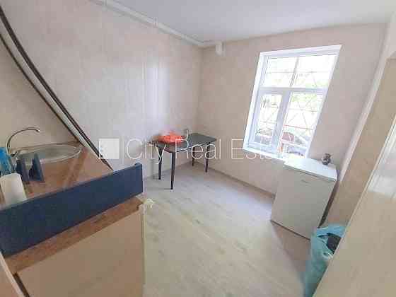 Фасадный дом, реновированный дом, место для машины, вход с улицы, окна выходят в Рига