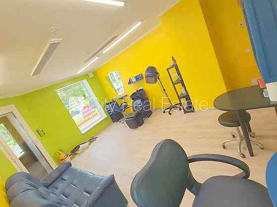 Фасадный дом, реновированный дом, место для машины, вход с улицы, окна выходят в Рига