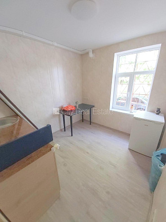 Фасадный дом, реновированный дом, место для машины, вход с улицы, окна выходят в Рига - изображение 17