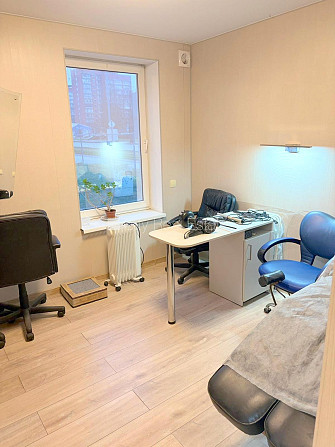 Фасадный дом, реновированный дом, место для машины, вход с улицы, окна выходят в Рига - изображение 10