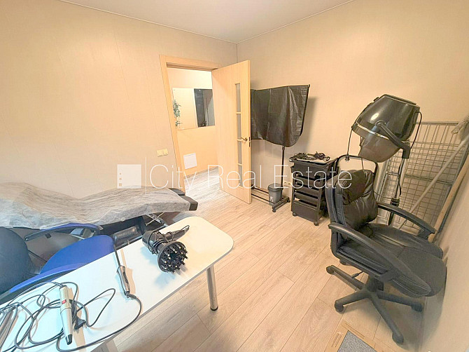 Фасадный дом, реновированный дом, место для машины, вход с улицы, окна выходят в Рига - изображение 12