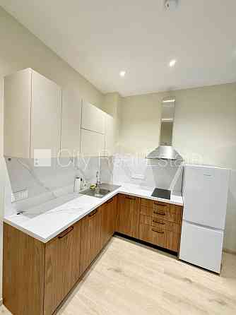 Фасадный дом, реновированный дом, закрытый двор, территория обнесена забором, Rīga