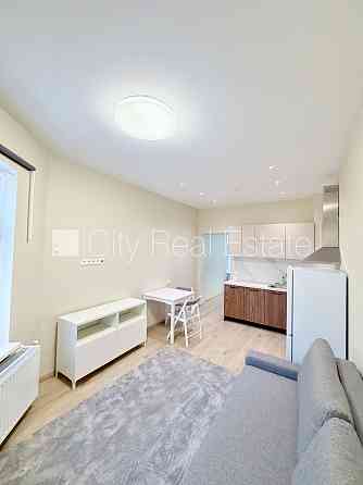 Фасадный дом, реновированный дом, закрытый двор, территория обнесена забором, Rīga